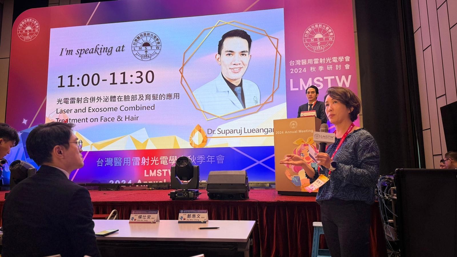 ผศ. นพ. ศุภะรุจ เลื่องอรุณ (หมอรุจ) ได้รับเกียรติเป็นวิทยากรบรรยายเทคนิคเทคนิคการใช้เลเซอร์ดูแลปัญหาผิวหน้าและเส้นผม โดยเฉพาะปัญหาหลุมสิว แผลเป็น ผมร่วงผมบาง ในงานประชุม 2024 Annual Meeting of Laser and Photonics Medicine Society of Taiwan (LMSTW) 台灣醫用雷射光電學會2024年秋季學術研討會 ที่กรุงไทเปประเทศไต้หวันครับ ผศ. นพ. ศุภะรุจ เลื่องอรุณ (หมอรุจ) ได้รับเกียรติเป็นวิทยากรบรรยายเทคนิคเทคนิคการใช้เลเซอร์ดูแลปัญหาผิวหน้าและเส้นผม โดยเฉพาะปัญหาหลุมสิว แผลเป็น ผมร่วงผมบาง ในงานประชุม 2024 Annual Meeting of Laser and Photonics Medicine Society of Taiwan (LMSTW) 台灣醫用雷射光電學會2024年秋季學術研討會 ที่กรุงไทเปประเทศไต้หวันครับ