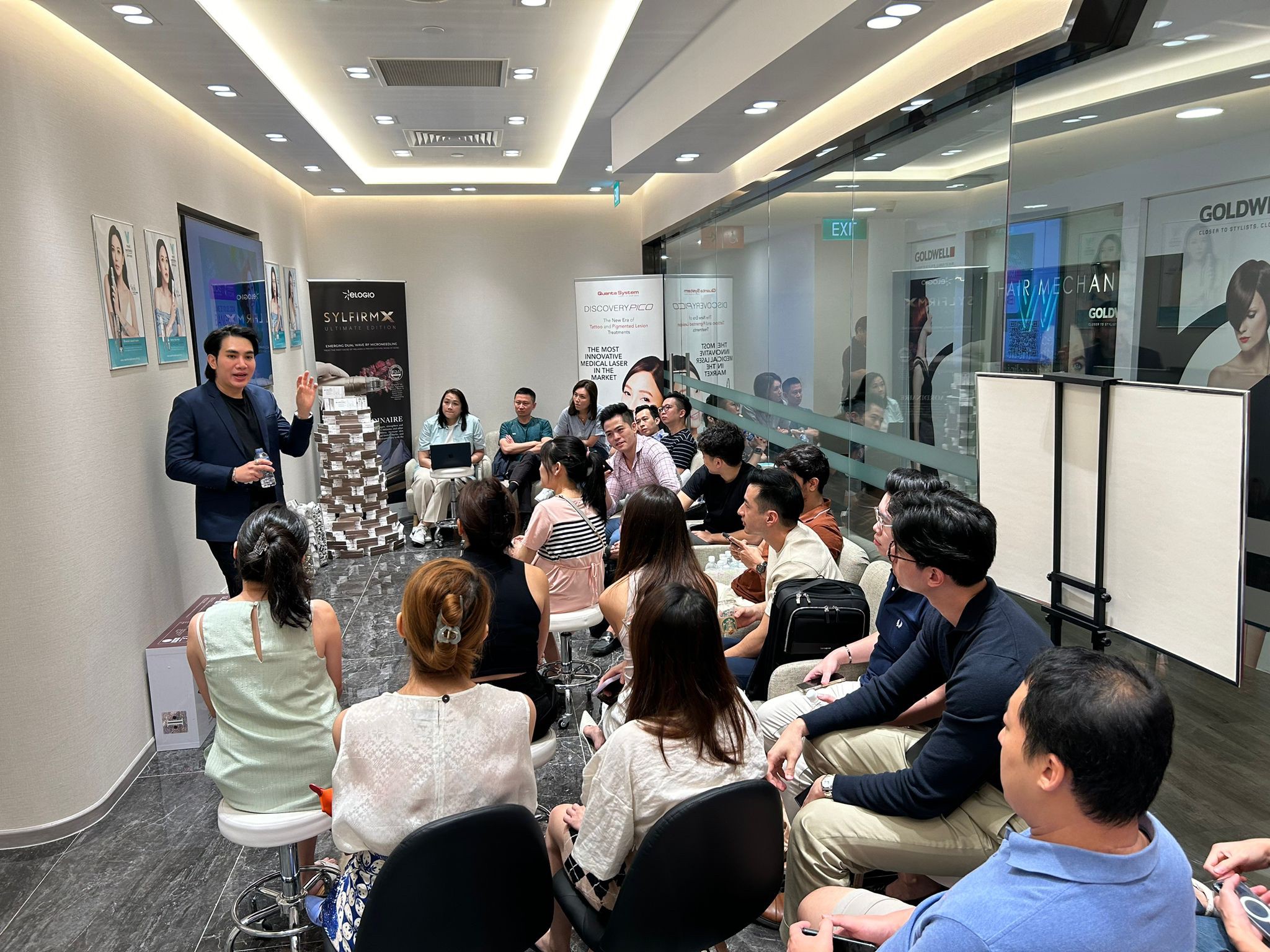 หมอรุจ ผศ. นพ. ศุภะรุจ เลื่องอรุณ ได้รับเกียรติรับเชิญเป็นวิทยากรแชร์เทคนิคการใช้เลเซอร์ Discovery Picosecond Laser ที่ประเทศสิงคโปร์ครับ หมอรุจ ผศ. นพ. ศุภะรุจ เลื่องอรุณ ได้รับเกียรติรับเชิญเป็นวิทยากรแชร์เทคนิคการใช้เลเซอร์ Discovery Picosecond Laser ที่ประเทศสิงคโปร์ครับ