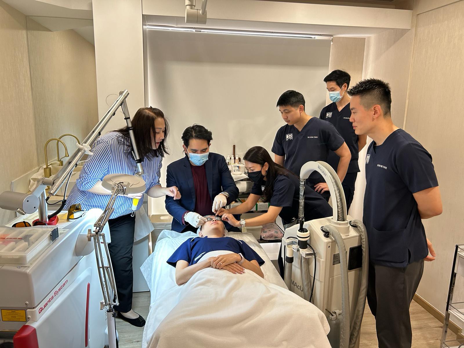 หมอรุจ ผศ. นพ. ศุภะรุจ เลื่องอรุณ ได้รับเกียรติรับเชิญเป็นวิทยากรแชร์เทคนิคการใช้เลเซอร์ Discovery Picosecond Laser ที่ประเทศสิงคโปร์ครับ หมอรุจ ผศ. นพ. ศุภะรุจ เลื่องอรุณ ได้รับเกียรติรับเชิญเป็นวิทยากรแชร์เทคนิคการใช้เลเซอร์ Discovery Picosecond Laser ที่ประเทศสิงคโปร์ครับ