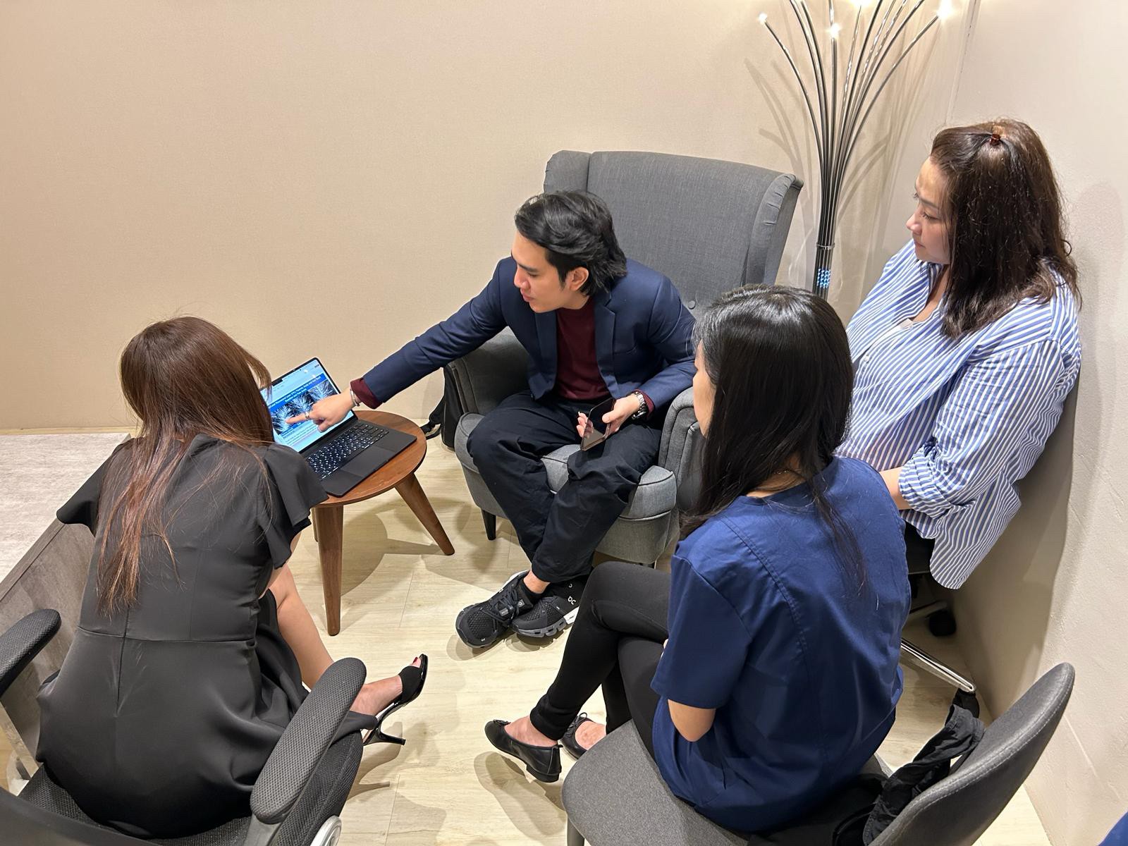 หมอรุจ ผศ. นพ. ศุภะรุจ เลื่องอรุณ ได้รับเกียรติรับเชิญเป็นวิทยากรแชร์เทคนิคการใช้เลเซอร์ Discovery Picosecond Laser ที่ประเทศสิงคโปร์ครับ หมอรุจ ผศ. นพ. ศุภะรุจ เลื่องอรุณ ได้รับเกียรติรับเชิญเป็นวิทยากรแชร์เทคนิคการใช้เลเซอร์ Discovery Picosecond Laser ที่ประเทศสิงคโปร์ครับ