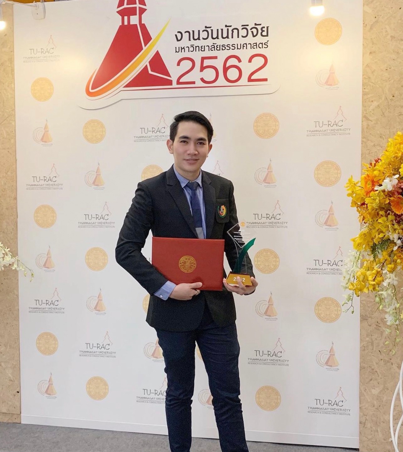 หมอได้รับเกียรติได้รับรางวัลโล่เชิดชูเกียรติผู้สร้างชื่อเสียงทางด้านการวิจัย รางวัลเชิดชูเกียรติวันนักวิจัย มหาวิทยาลัยธรรมศาสตร์ ในงานวันนักวิจัย มหาวิทยาลัยธรรมศาสตร์ ประจำปี 2563-2564 THAMMASAT UNIVERSITY RESEARCHER DAYครับ หมอได้รับเกียรติได้รับรางวัลโล่เชิดชูเกียรติผู้สร้างชื่อเสียงทางด้านการวิจัย รางวัลเชิดชูเกียรติวันนักวิจัย มหาวิทยาลัยธรรมศาสตร์ ในงานวันนักวิจัย มหาวิทยาลัยธรรมศาสตร์ ประจำปี 2563-2564 THAMMASAT UNIVERSITY RESEARCHER DAYครับ