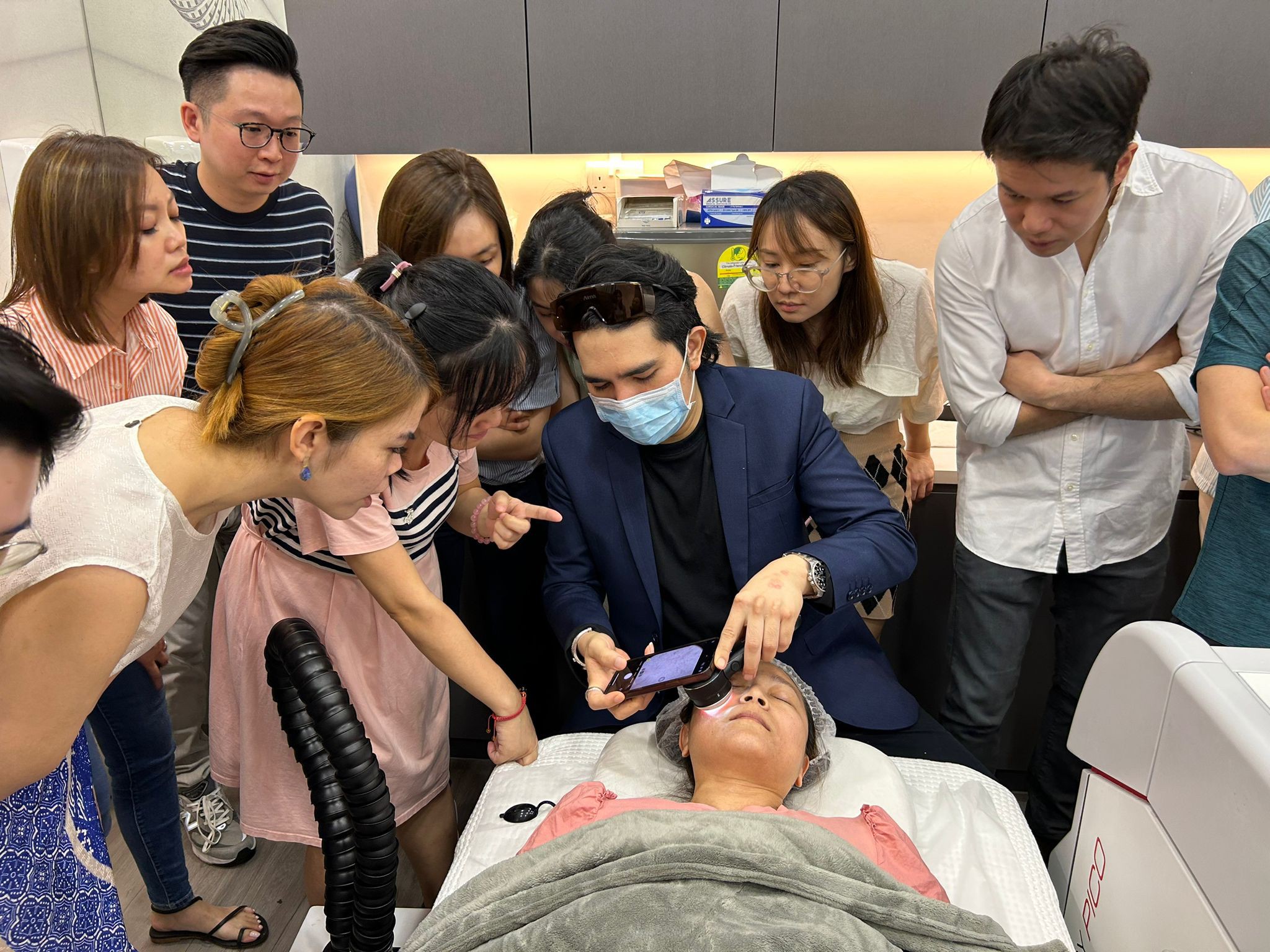 หมอรุจ ผศ. นพ. ศุภะรุจ เลื่องอรุณ ได้รับเกียรติรับเชิญเป็นวิทยากรแชร์เทคนิคการใช้เลเซอร์ Discovery Picosecond Laser ที่ประเทศสิงคโปร์ครับ หมอรุจ ผศ. นพ. ศุภะรุจ เลื่องอรุณ ได้รับเกียรติรับเชิญเป็นวิทยากรแชร์เทคนิคการใช้เลเซอร์ Discovery Picosecond Laser ที่ประเทศสิงคโปร์ครับ