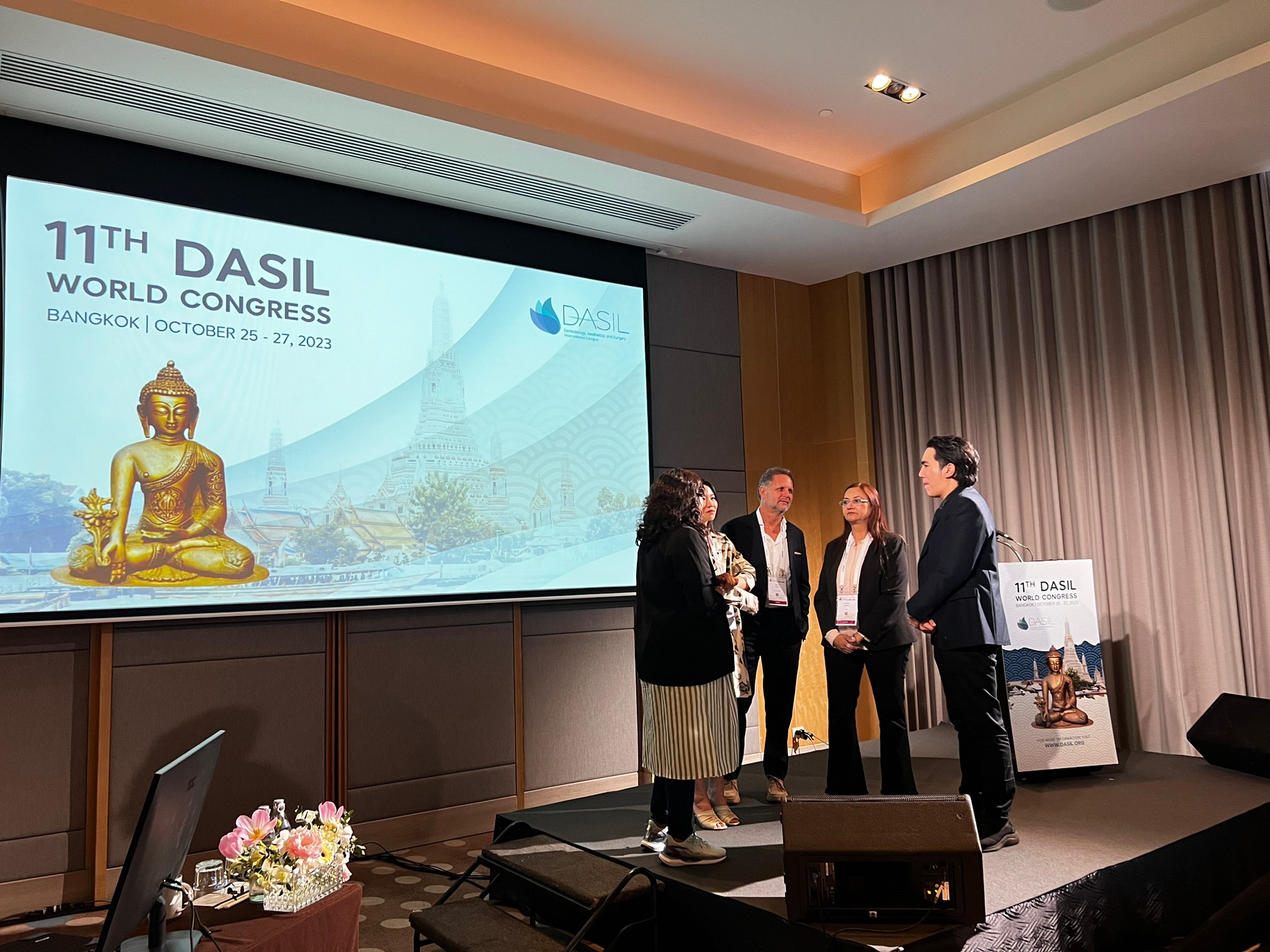 ผศ.นพ. ศุภะรุจ เลื่องอรุณ (หมอรุจ) ได้รับรางวัล DASIL Outstanding Award และ ได้รับเกียรติรับเชิญเป็นวิทยากร ในการประชุมแพทย์ผิวหนังระดับนานาชาติ DASIL 2023 Bangkok (Dermatology, Aesthetics, and Surgery International League) ผศ.นพ. ศุภะรุจ เลื่องอรุณ (หมอรุจ) ได้รับรางวัล DASIL Outstanding Award และ ได้รับเกียรติรับเชิญเป็นวิทยากร ในการประชุมแพทย์ผิวหนังระดับนานาชาติ DASIL 2023 Bangkok (Dermatology, Aesthetics, and Surgery International League)