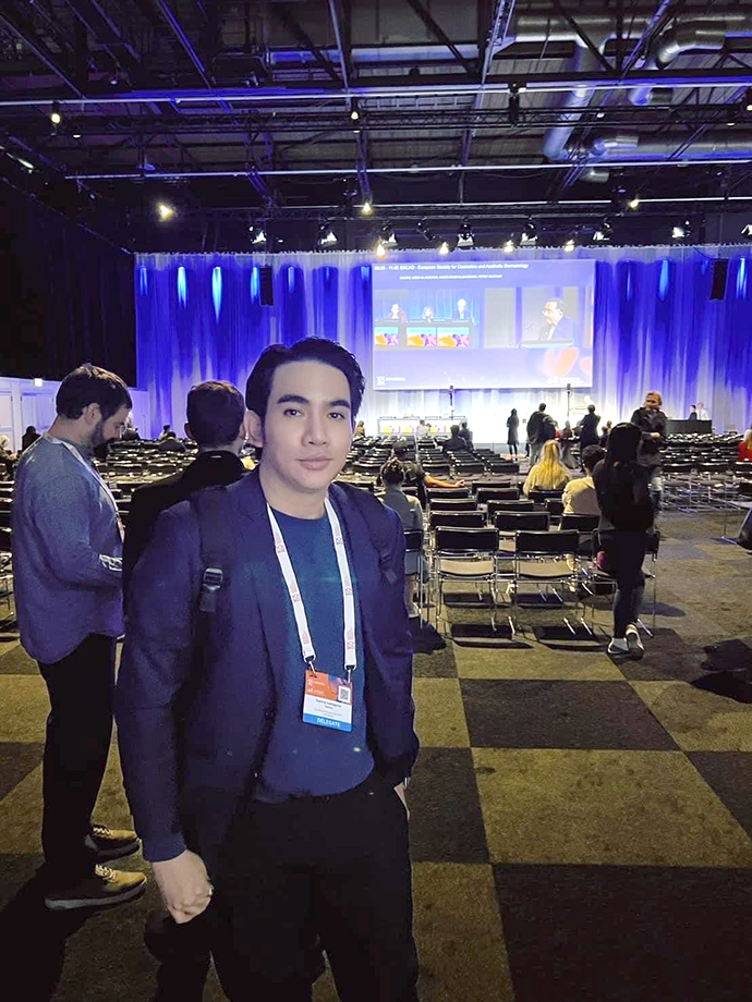 ผศ. นพ. ศุภะรุจ เลื่องอรุณ ได้มีโอกาสเข้าร่วมงานประชุมทางด้านโรคผิวหนังที่ใหญ่ที่สุดในยุโรป European academy of dermatology and venereology (EADV) 2024 ผศ. นพ. ศุภะรุจ เลื่องอรุณ ได้มีโอกาสเข้าร่วมงานประชุมทางด้านโรคผิวหนังที่ใหญ่ที่สุดในยุโรป European academy of dermatology and venereology (EADV) 2024