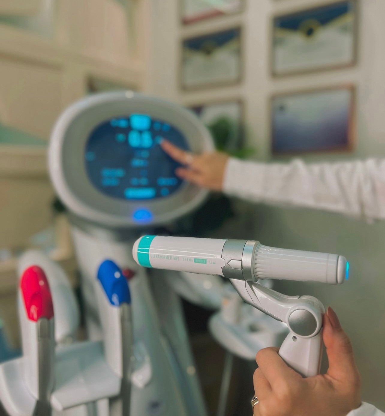 แนะนำนวัตกรรม ดูแลยกกระชับผิวใบหน้า แบบไม่เจ็บ ไม่ต้องพักหน้า ด้วย: Ultraformer MPT พิเศษช่วงแนะนำ ดูแลด้วย เทคนิคเฉพาะของหมอรุจครับ Ultraformer MPT + เสริมด้วย ALTRA SMAZ + Ultraboosst Exosomes แนะนำนวัตกรรม ดูแลยกกระชับผิวใบหน้า แบบไม่เจ็บ ไม่ต้องพักหน้า ด้วย: Ultraformer MPT พิเศษช่วงแนะนำ ดูแลด้วย เทคนิคเฉพาะของหมอรุจครับ Ultraformer MPT + เสริมด้วย ALTRA SMAZ + Ultraboosst Exosomes