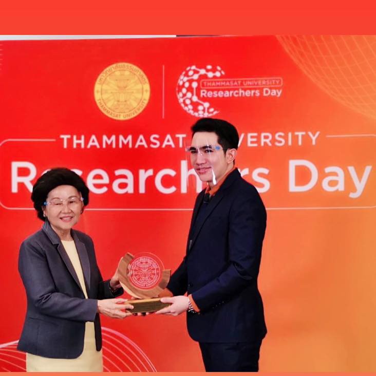 หมอได้รับเกียรติได้รับรางวัลโล่เชิดชูเกียรติผู้สร้างชื่อเสียงทางด้านการวิจัย รางวัลเชิดชูเกียรติวันนักวิจัย มหาวิทยาลัยธรรมศาสตร์ ในงานวันนักวิจัย มหาวิทยาลัยธรรมศาสตร์ ประจำปี 2563-2564 THAMMASAT UNIVERSITY RESEARCHER DAYครับ หมอได้รับเกียรติได้รับรางวัลโล่เชิดชูเกียรติผู้สร้างชื่อเสียงทางด้านการวิจัย รางวัลเชิดชูเกียรติวันนักวิจัย มหาวิทยาลัยธรรมศาสตร์ ในงานวันนักวิจัย มหาวิทยาลัยธรรมศาสตร์ ประจำปี 2563-2564 THAMMASAT UNIVERSITY RESEARCHER DAYครับ