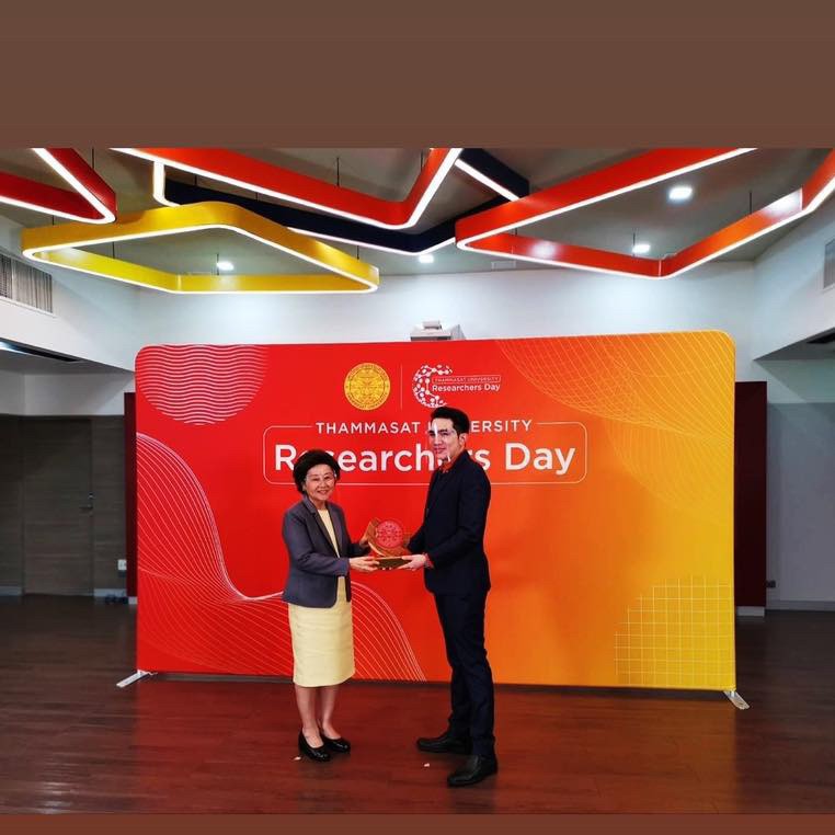 หมอได้รับเกียรติได้รับรางวัลโล่เชิดชูเกียรติผู้สร้างชื่อเสียงทางด้านการวิจัย รางวัลเชิดชูเกียรติวันนักวิจัย มหาวิทยาลัยธรรมศาสตร์ ในงานวันนักวิจัย มหาวิทยาลัยธรรมศาสตร์ ประจำปี 2563-2564 THAMMASAT UNIVERSITY RESEARCHER DAYครับ หมอได้รับเกียรติได้รับรางวัลโล่เชิดชูเกียรติผู้สร้างชื่อเสียงทางด้านการวิจัย รางวัลเชิดชูเกียรติวันนักวิจัย มหาวิทยาลัยธรรมศาสตร์ ในงานวันนักวิจัย มหาวิทยาลัยธรรมศาสตร์ ประจำปี 2563-2564 THAMMASAT UNIVERSITY RESEARCHER DAYครับ