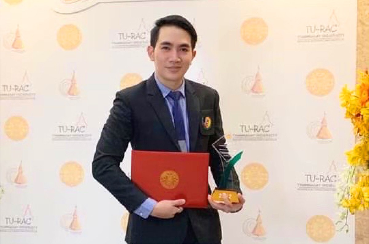 หมอได้รับเกียรติได้รับรางวัลโล่เชิดชูเกียรติผู้สร้างชื่อเสียงทางด้านการวิจัย รางวัลเชิดชูเกียรติวันนักวิจัย มหาวิทยาลัยธรรมศาสตร์ ในงานวันนักวิจัย มหาวิทยาลัยธรรมศาสตร์ ประจำปี 2563-2564 THAMMASAT UNIVERSITY RESEARCHER DAYครับ หมอได้รับเกียรติได้รับรางวัลโล่เชิดชูเกียรติผู้สร้างชื่อเสียงทางด้านการวิจัย รางวัลเชิดชูเกียรติวันนักวิจัย มหาวิทยาลัยธรรมศาสตร์ ในงานวันนักวิจัย มหาวิทยาลัยธรรมศาสตร์ ประจำปี 2563-2564 THAMMASAT UNIVERSITY RESEARCHER DAYครับ