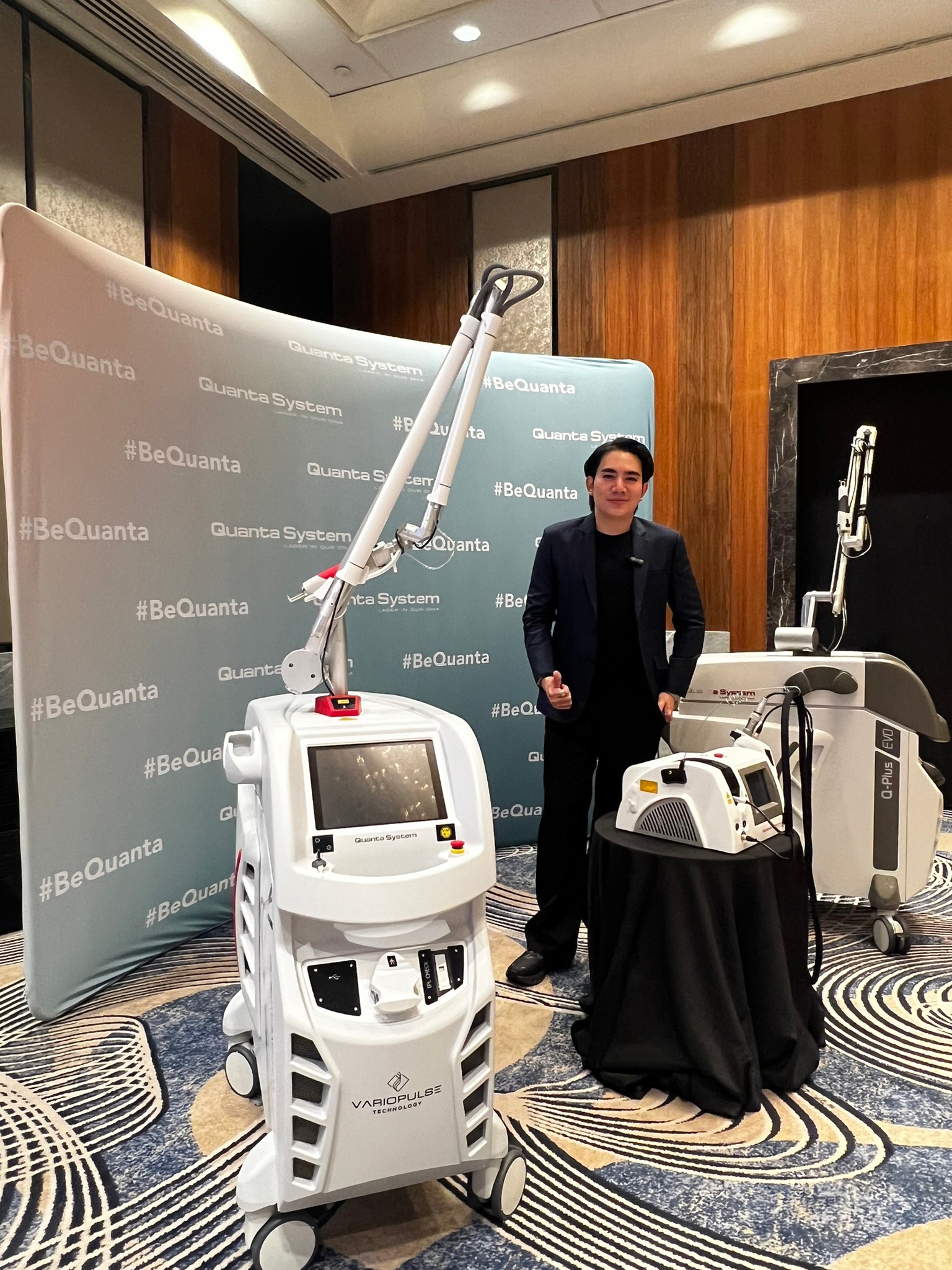 หมอรุจ ได้รับเชิญเข้าร่วมงานประชุม Quanta System Asia Pacific Expert Meeting 2024 ผู้เชี่ยวชาญด้านการใช้เลเซอร์ Discovery Pico Laser ที่ประเทศสิงคโปร์ หมอรุจ ได้รับเชิญเข้าร่วมงานประชุม Quanta System Asia Pacific Expert Meeting 2024 ผู้เชี่ยวชาญด้านการใช้เลเซอร์ Discovery Pico Laser ที่ประเทศสิงคโปร์