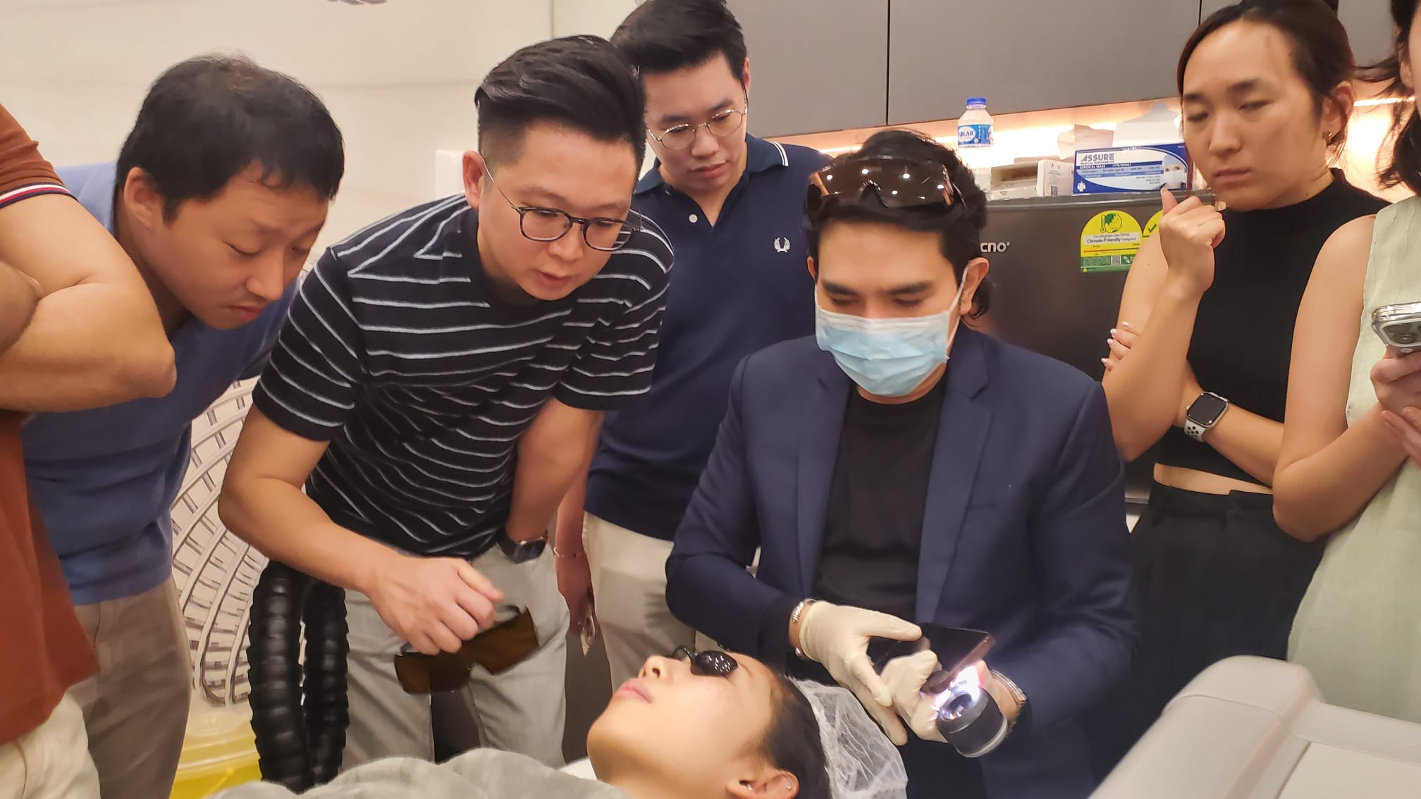 หมอรุจ ผศ. นพ. ศุภะรุจ เลื่องอรุณ ได้รับเกียรติรับเชิญเป็นวิทยากรแชร์เทคนิคการใช้เลเซอร์ Discovery Picosecond Laser ที่ประเทศสิงคโปร์ครับ หมอรุจ ผศ. นพ. ศุภะรุจ เลื่องอรุณ ได้รับเกียรติรับเชิญเป็นวิทยากรแชร์เทคนิคการใช้เลเซอร์ Discovery Picosecond Laser ที่ประเทศสิงคโปร์ครับ