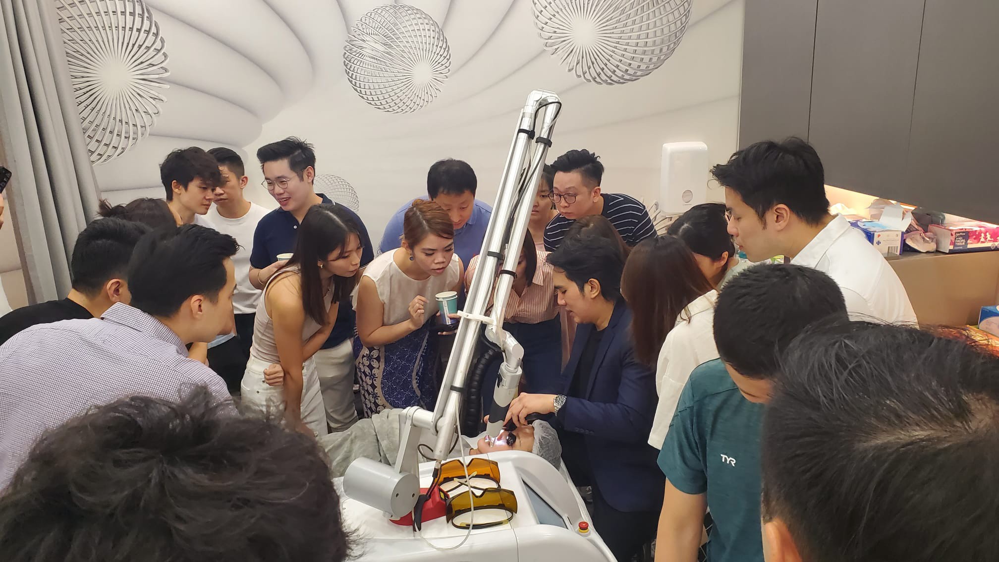 หมอรุจ ผศ. นพ. ศุภะรุจ เลื่องอรุณ ได้รับเกียรติรับเชิญเป็นวิทยากรแชร์เทคนิคการใช้เลเซอร์ Discovery Picosecond Laser ที่ประเทศสิงคโปร์ครับ หมอรุจ ผศ. นพ. ศุภะรุจ เลื่องอรุณ ได้รับเกียรติรับเชิญเป็นวิทยากรแชร์เทคนิคการใช้เลเซอร์ Discovery Picosecond Laser ที่ประเทศสิงคโปร์ครับ