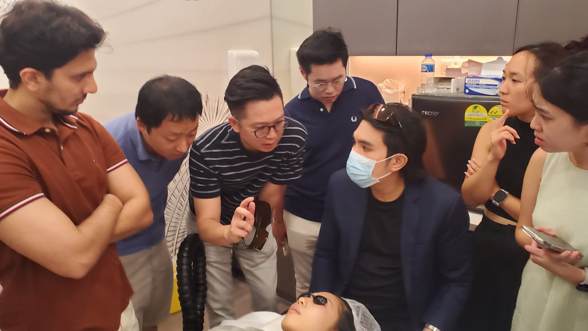 หมอรุจ ผศ. นพ. ศุภะรุจ เลื่องอรุณ ได้รับเกียรติรับเชิญเป็นวิทยากรแชร์เทคนิคการใช้เลเซอร์ Discovery Picosecond Laser ที่ประเทศสิงคโปร์ครับ หมอรุจ ผศ. นพ. ศุภะรุจ เลื่องอรุณ ได้รับเกียรติรับเชิญเป็นวิทยากรแชร์เทคนิคการใช้เลเซอร์ Discovery Picosecond Laser ที่ประเทศสิงคโปร์ครับ