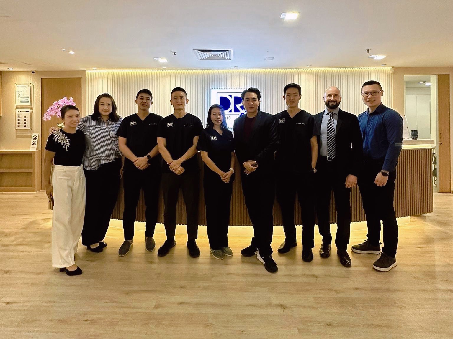 หมอรุจ ผศ. นพ. ศุภะรุจ เลื่องอรุณ ได้รับเกียรติรับเชิญเป็นวิทยากรแชร์เทคนิคการใช้เลเซอร์ Discovery Picosecond Laser ที่ประเทศสิงคโปร์ครับ หมอรุจ ผศ. นพ. ศุภะรุจ เลื่องอรุณ ได้รับเกียรติรับเชิญเป็นวิทยากรแชร์เทคนิคการใช้เลเซอร์ Discovery Picosecond Laser ที่ประเทศสิงคโปร์ครับ