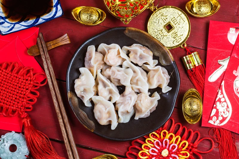 เกี๊ยวต้มสัญลักษณ์ความมั่งคั่งร่ำรวย เกี๊ยวต้มมงคล 10 อาหารมงคลตรุษจีน 2569 สื่อถึงเงินตำลึงทองและความร่ำรวย