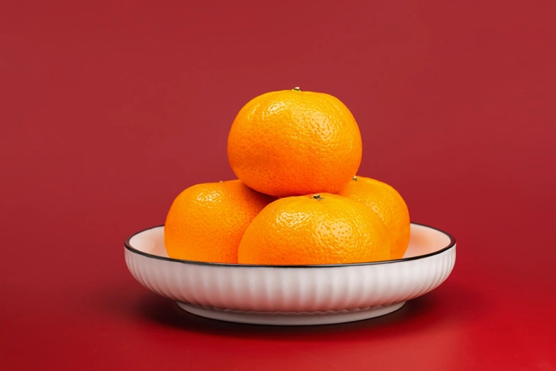 ส้มสีทองสัญลักษณ์ความเฮงและโชคลาภ ส้มมงคลสีทอง 4 ลูก ของไหว้ตรุษจีน 2569 สื่อถึงความโชคดีและความร่ำรวย