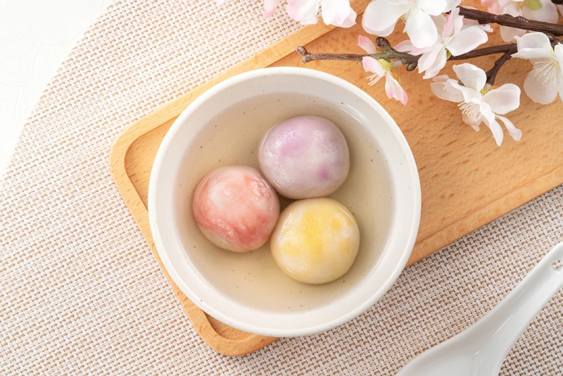 บัวลอยมงคลสัญลักษณ์ความรักและความสามัคคี ขนมบัวลอยจีนหรือทังหยวน สื่อถึงความรักและความกลมเกลียวของคนในครอบครัว