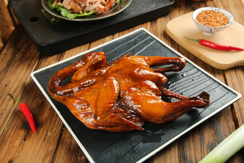 ไก่ไหว้เจ้ามงคลแบบเต็มตัวพร้อมหัวและขา ไก่ต้มทั้งตัวของไหว้มงคล ตรุษจีน 2569 สื่อถึงความก้าวหน้าและความครบถ้วนในครอบครัว