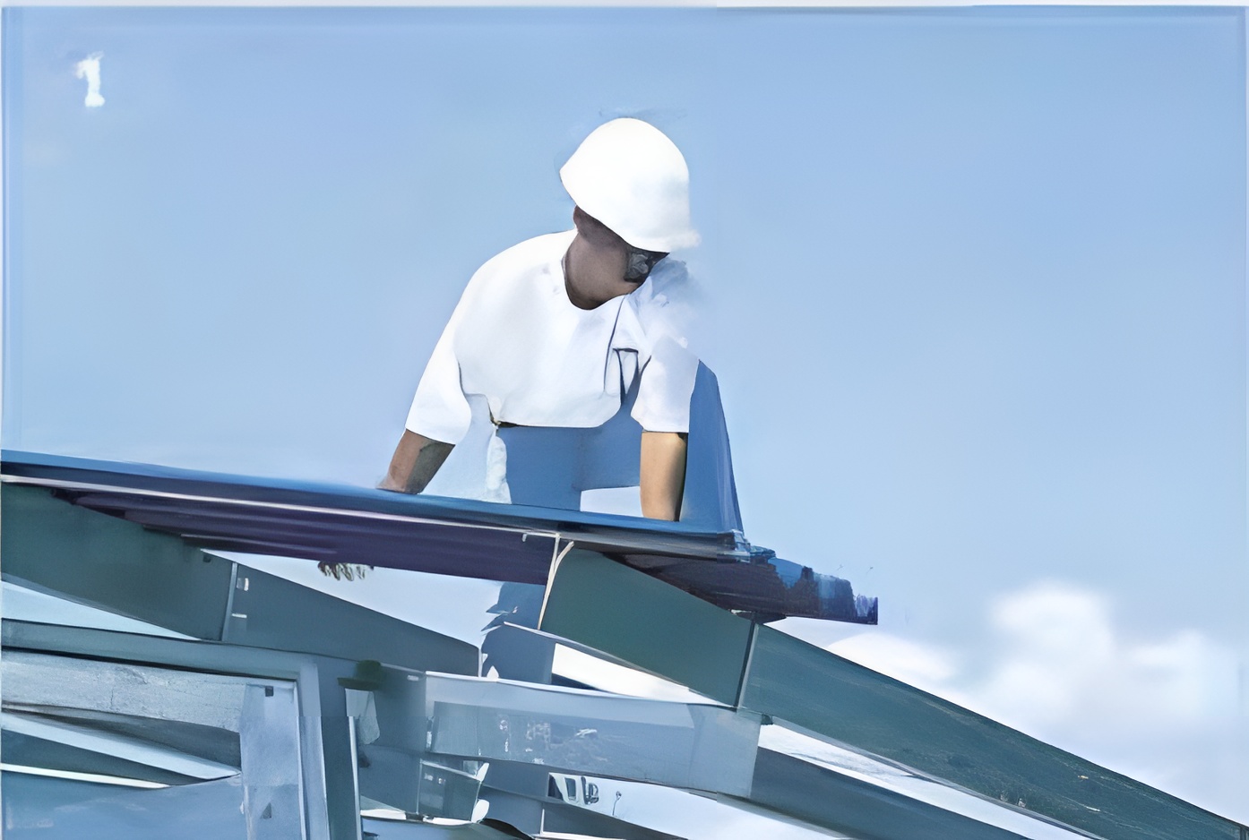 ขั้นตอนที่ 1 ติดตั้งแผ่นหลังคาแผ่นแรกโดยให้ลอนตัวเมียอยู่ติดหน้าจั่ว ขั้นตอนที่ 1 ติดตั้งแผ่นหลังคาแผ่นแรกโดยให้ลอนตัวเมียอยู่ติดหน้าจั่ว