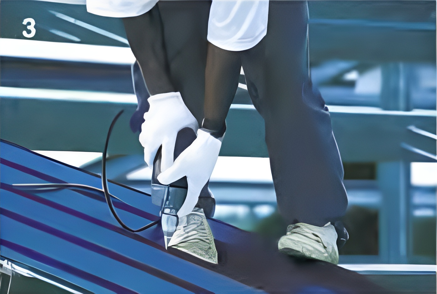 ขั้นตอนที่ 3 ยึดสกรูทุกๆ สันลอนบริเวณแปปลายและแปเดี่ยว ส่วนแปกลางให้ยึดลอนเว้นลอน ขั้นตอนที่ 3 ยึดสกรูทุกๆ สันลอนบริเวณแปปลายและแปเดี่ยว ส่วนแปกลางให้ยึดลอนเว้นลอน