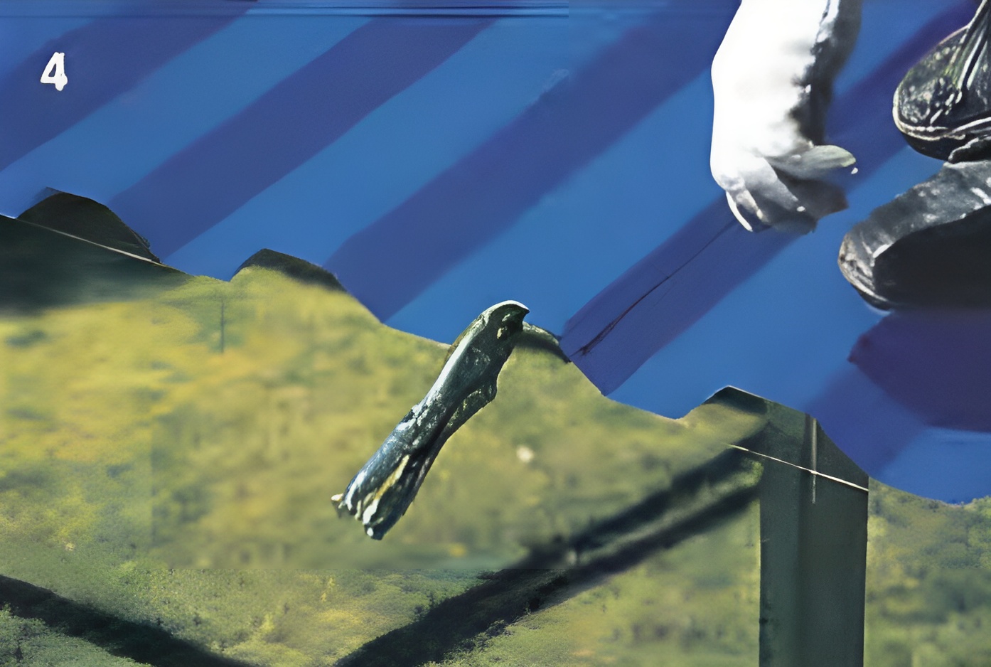 ขั้นตอนที่ 4 วางแผ่นหลังคาแผ่นที่ 2 ให้ลอนตัวเมียซ้อนทับลอนตัวผู้ของแผ่นแรก และใช้คีมหนีบบริเวณซ้อนทับแผ่นเพื่อความแนบแน่นในการยึดสกรูทั้งหัวและท้ายแผ่น ขั้นตอนที่ 4 วางแผ่นหลังคาแผ่นที่ 2 ให้ลอนตัวเมียซ้อนทับลอนตัวผู้ของแผ่นแรก และใช้คีมหนีบบริเวณซ้อนทับแผ่นเพื่อความแนบแน่นในการยึดสกรูทั้งหัวและท้ายแผ่น