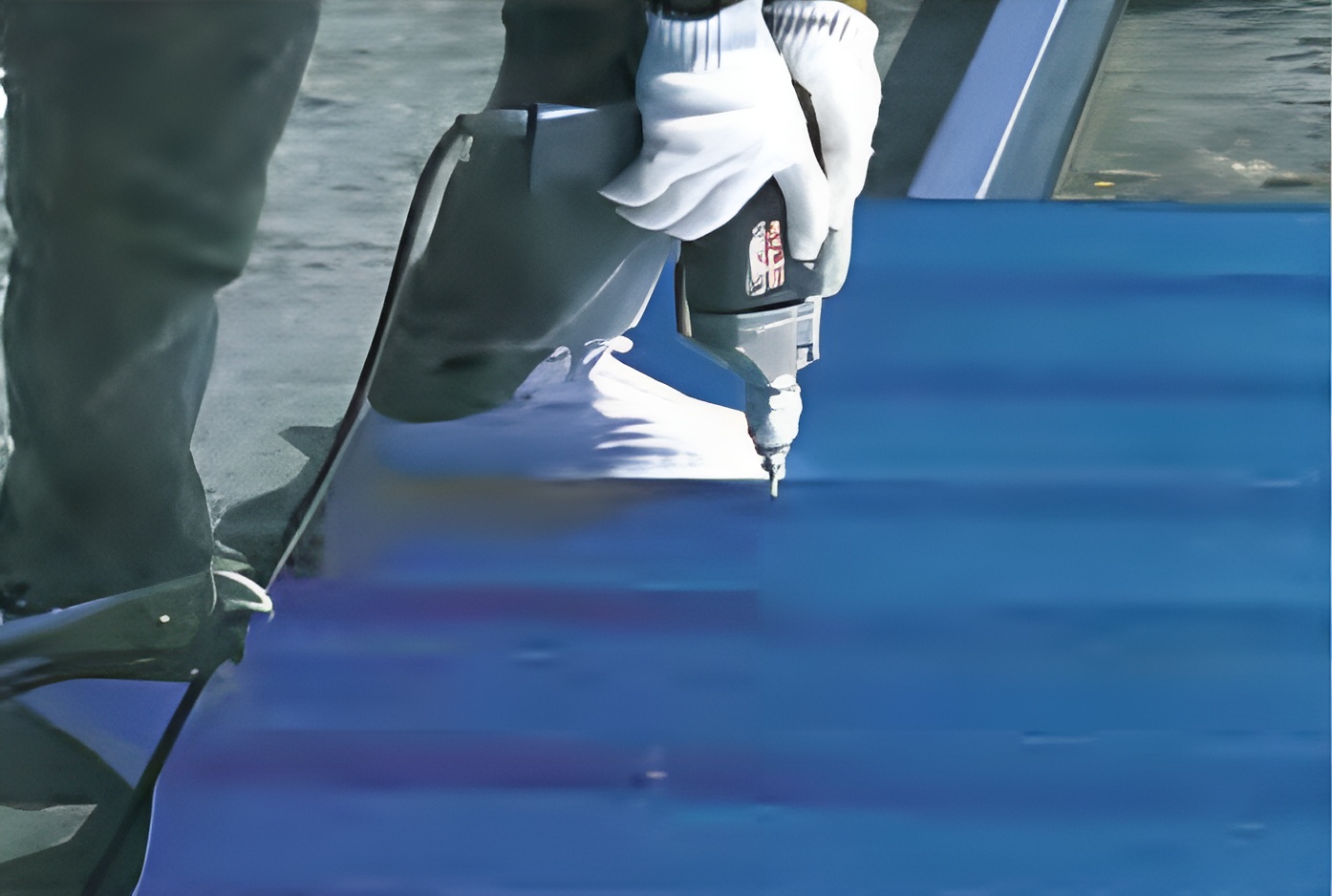 ขั้นตอนที่ 5 ทำการยึดสกรูบรริเวณซ้อนทับที่สันลอนทุกช่วงแป ขั้นตอนที่ 5 ทำการยึดสกรูบรริเวณซ้อนทับที่สันลอนทุกช่วงแป