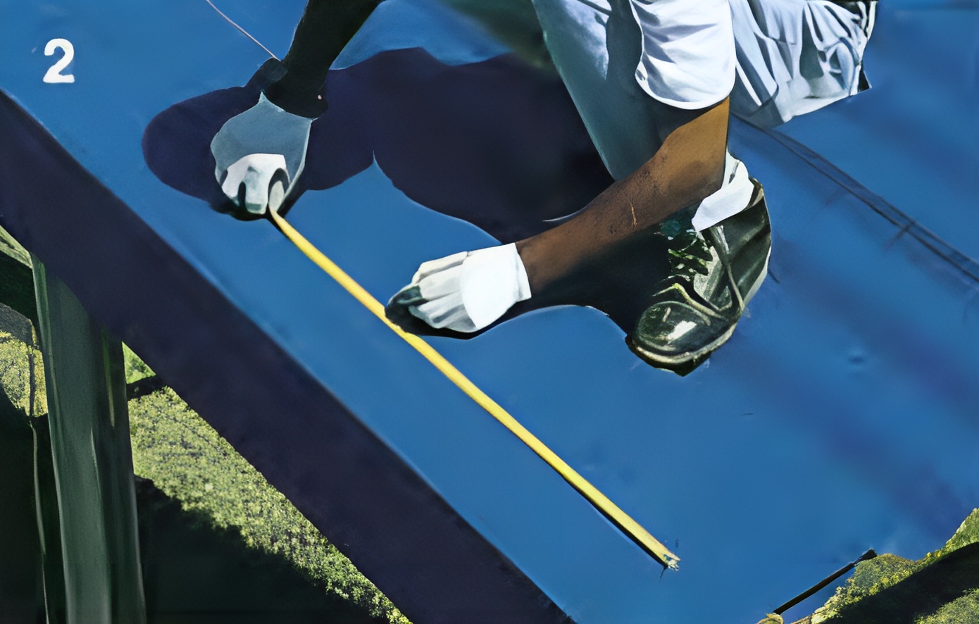 ขั้นตอนที่ 1-2 นำแผ่นปิดครอบข้างมาวางโดยเริ่มติดตั้งจากปลายแผ่น และทำการยึดสกรูทุกระยะ 50 ซม. ขั้นตอนที่ 1-2 นำแผ่นปิดครอบข้างมาวางโดยเริ่มติดตั้งจากปลายแผ่น และทำการยึดสกรูทุกระยะ 50 ซม.