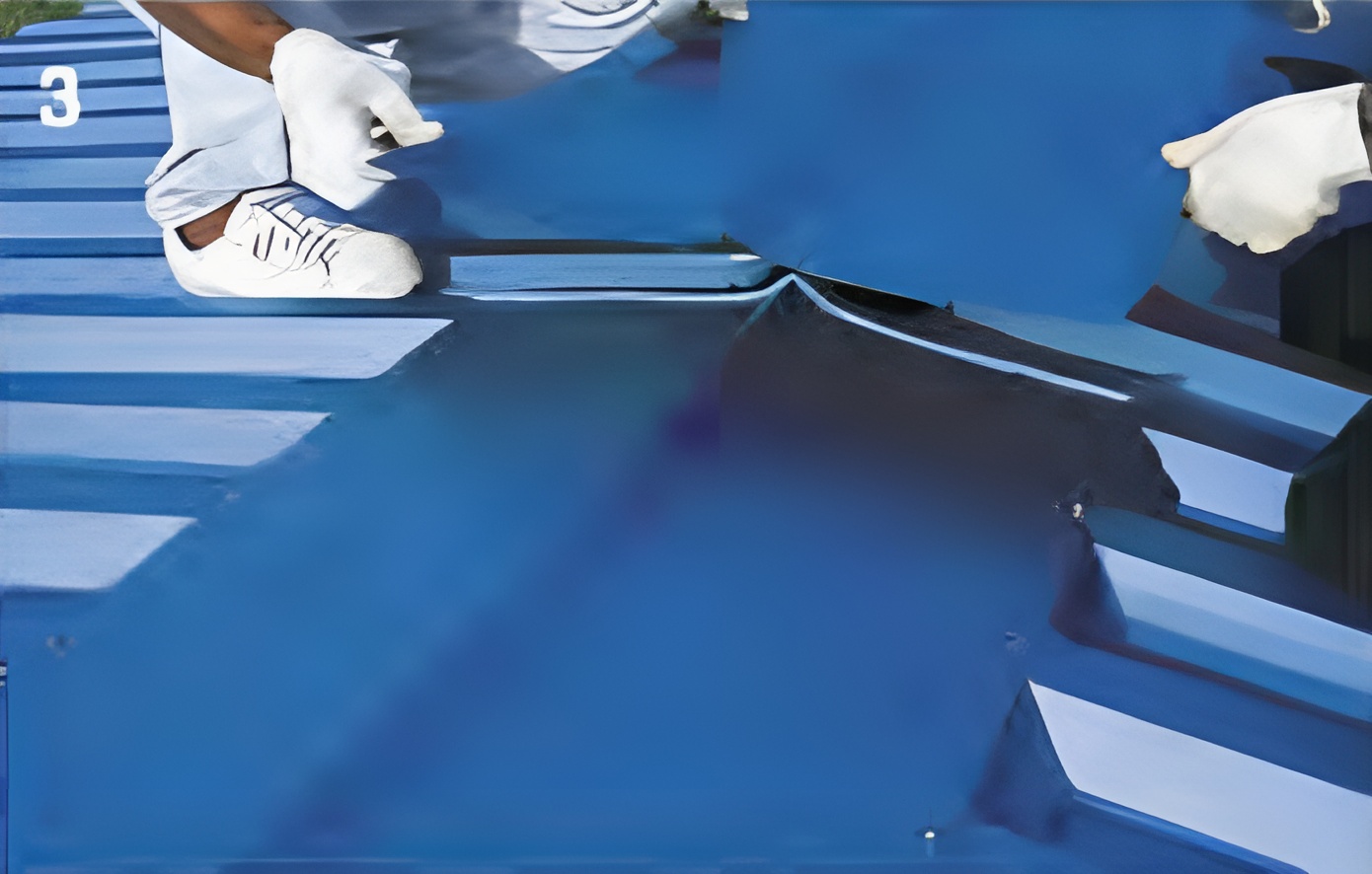 ขั้นตอนที่ 3 นำแผ่นที่ 2 มาวางซ้อนกับแผ่นแรกโดยให้เหลื่อมกับแผ่นแรกเข้ามาอย่างต่ำ 10 ซม. ซีลกาวยางตามแนวซ้อนทับทั่วทั้งแผ่นล่างและแผ่นบน ขั้นตอนที่ 3 นำแผ่นที่ 2 มาวางซ้อนกับแผ่นแรกโดยให้เหลื่อมกับแผ่นแรกเข้ามาอย่างต่ำ 10 ซม. ซีลกาวยางตามแนวซ้อนทับทั่วทั้งแผ่นล่างและแผ่นบน