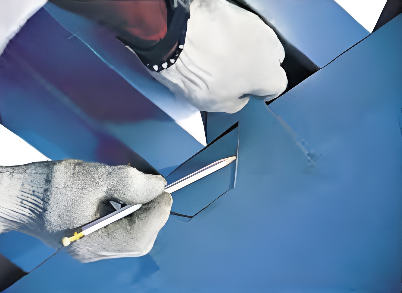 ขั้นตอนที่ 2 วาดรูปรอยตัดตามสันลอนของหลังคา เพื่อจะได้วางแผ่นปิดครอบทับกับแผ่นหลังคาพอดี ขั้นตอนที่ 2 วาดรูปรอยตัดตามสันลอนของหลังคา เพื่อจะได้วางแผ่นปิดครอบทับกับแผ่นหลังคาพอดี