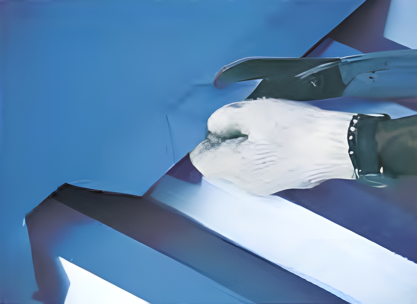 ขั้นตอนที่ 3 ใช้กรรไกรตัดเหล็กบากแผ่นให้ได้รูปตัดตามสันลอน ขั้นตอนที่ 3 ใช้กรรไกรตัดเหล็กบากแผ่นให้ได้รูปตัดตามสันลอน