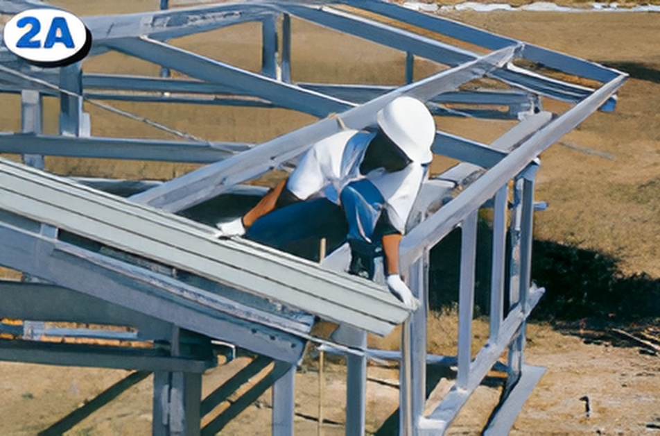 วางแผ่นหลังคาแผ่นแรกลงบนคลิปแถวแรกที่ยึดไว้แล้ว โดยหันลอนตัวเมียของแผ่นไปยังเชิงชายด้านที่จะติดตั้ง วางแผ่นหลังคาแผ่นแรกลงบนคลิปแถวแรกที่ยึดไว้แล้ว โดยหันลอนตัวเมียของแผ่นไปยังเชิงชายด้านที่จะติดตั้ง