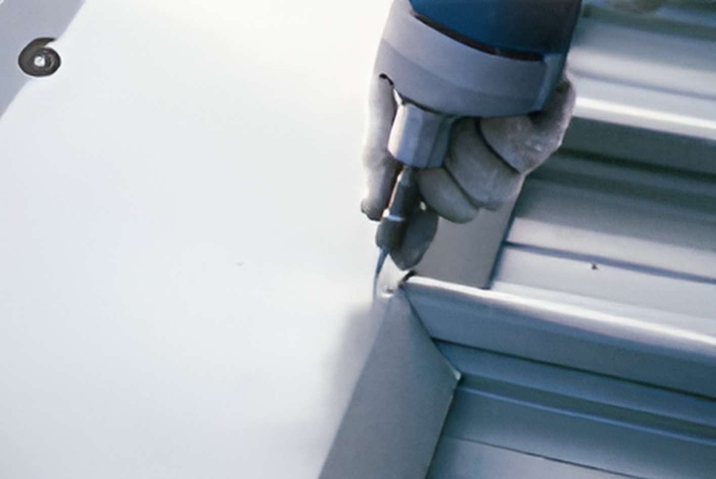 ขั้นตอนที่ 5-6 ทำการยึดสกรูบริเวณสันลอนเว้นสันลอน ขั้นตอนที่ 5-6 ทำการยึดสกรูบริเวณสันลอนเว้นสันลอน