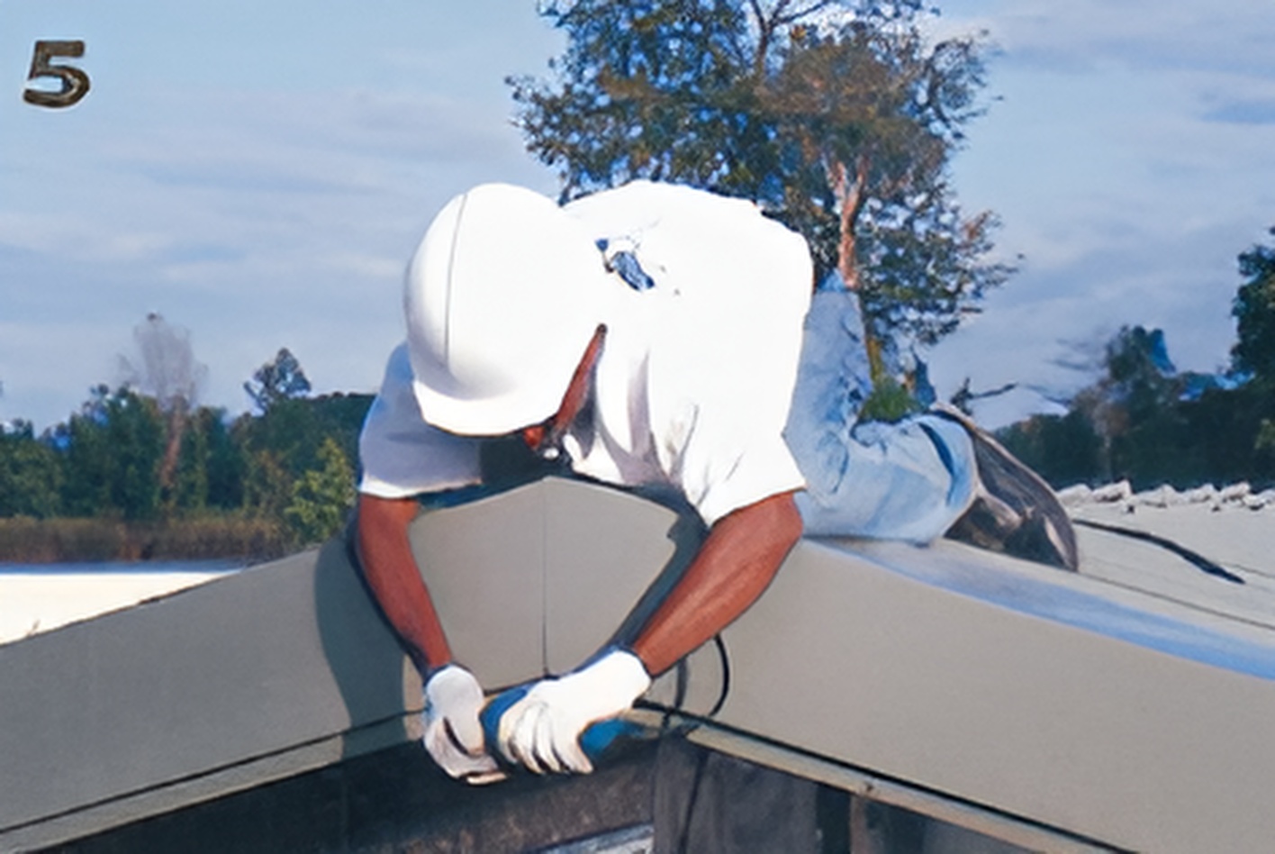 ขั้นตอนที่ 5 ยึดสกรูบริเวณแผ่นปิดครอบที่ทำมุมกัน ขั้นตอนที่ 5 ยึดสกรูบริเวณแผ่นปิดครอบที่ทำมุมกัน