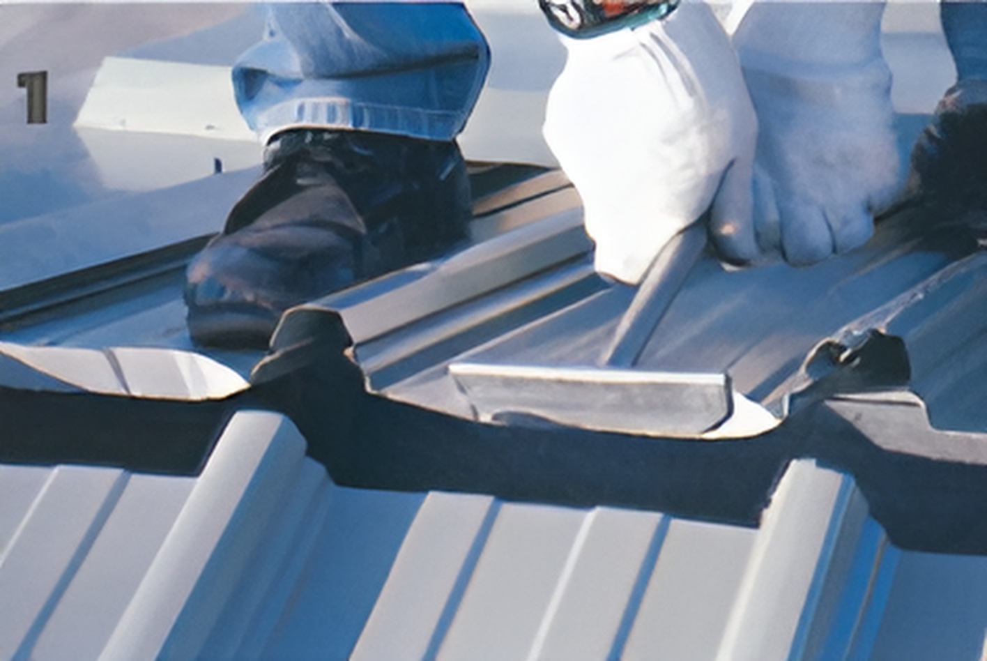 ขั้นตอนที่ 1 ก่อนทำการติดตั้งครอบสันหลังคาให้ใช้อุปกรณ์พับขึ้น พับปลายแผ่นหลังคาทั้งสองข้างและติดตั้ง Filler Strip แผ่นยางกันน้ำย้อนที่ปลายแผ่นด้านบน ขั้นตอนที่ 1 ก่อนทำการติดตั้งครอบสันหลังคาให้ใช้อุปกรณ์พับขึ้น พับปลายแผ่นหลังคาทั้งสองข้างและติดตั้ง Filler Strip แผ่นยางกันน้ำย้อนที่ปลายแผ่นด้านบน