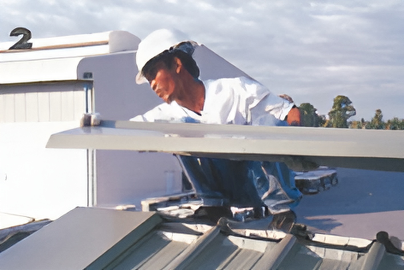 ขั้นตอนที่ 2 เริ่มติดตั้งแผ่นปิดครอบจั่วแผ่นแรกโดยวางตำแหน่งให้ได้แนวระดับ ขั้นตอนที่ 2 เริ่มติดตั้งแผ่นปิดครอบจั่วแผ่นแรกโดยวางตำแหน่งให้ได้แนวระดับ