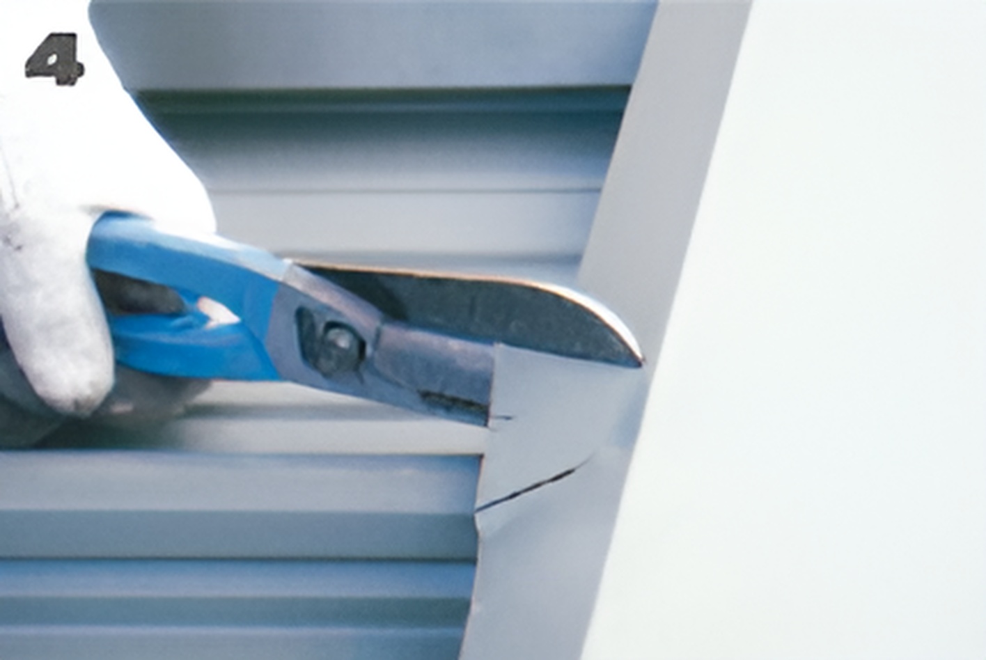 ขั้นตอนที่ 4 ใช้กรรไกรตัดเหล็กบากแผ่นให้ได้รูปรอยตัดตามสันลอน ขั้นตอนที่ 4 ใช้กรรไกรตัดเหล็กบากแผ่นให้ได้รูปรอยตัดตามสันลอน