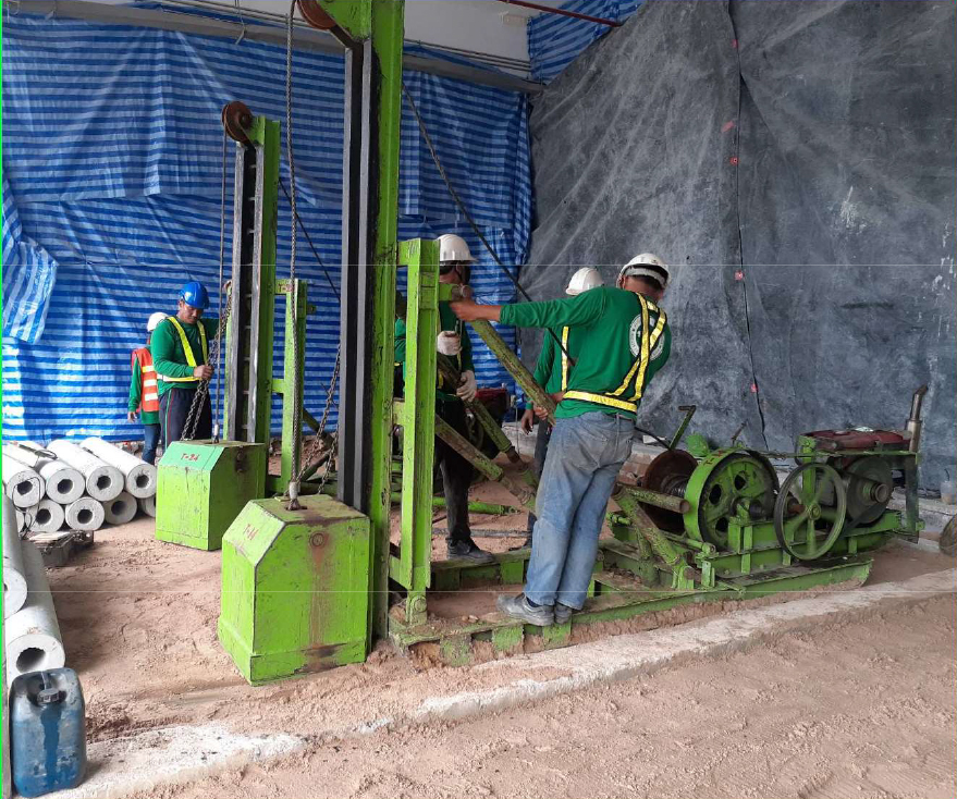 ย้ายปั้นจั่นให้เข้าที่ ให้ตรงกับตำแหน่งที่จะทำการตอกเสาเข็มสปันไมโครไพล์ และทำการทดสอบโดยการทิ้งลูกดิ่งเพื่อหาจุดศูนย์กลาง  ย้ายปั้นจั่นให้เข้าที่ ให้ตรงกับตำแหน่งที่จะทำการตอกเสาเข็มสปันไมโครไพล์ และทำการทดสอบโดยการทิ้งลูกดิ่งเพื่อหาจุดศูนย์กลาง