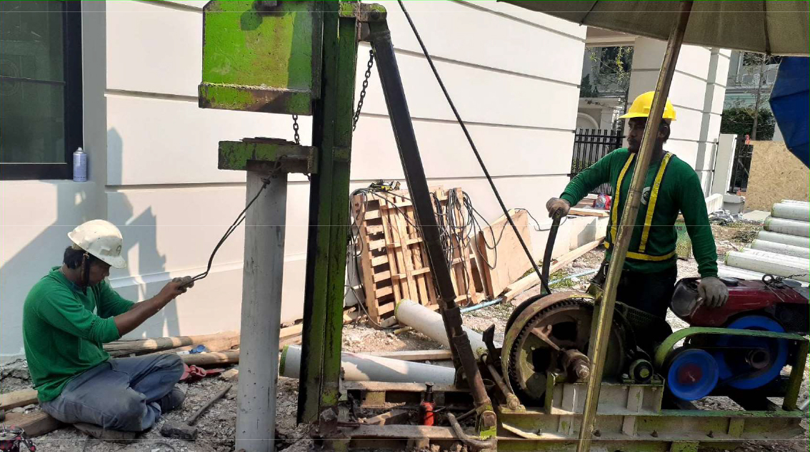 นำเสาเข็มสปันไมโครไพล์ท่อนแรกไปวางในตำแหน่งที่กำหนดไว้ นำเสาเข็มสปันไมโครไพล์ท่อนแรกไปวางในตำแหน่งที่กำหนดไว้