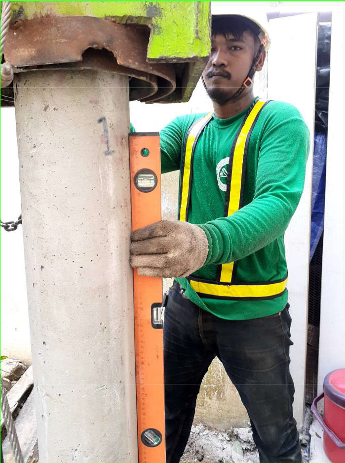 ตรวจสอบความถูกต้องโดยการจับระดับด้วยมาตรวัดระดับน้ำ เพื่อให้ได้แนวดิ่ง ทั้งแกน X และแกน Y ตรวจสอบความถูกต้องโดยการจับระดับด้วยมาตรวัดระดับน้ำ เพื่อให้ได้แนวดิ่ง ทั้งแกน X และแกน Y