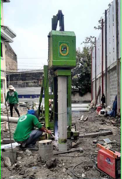 นำเสาท่อนที่ 2 วางจนได้แนวดิ่งที่ตรงกันกับเสาท่อนแรกแล้ว ใช้ cap pile เป็นตัวบังคับไม่ให้เสาท่อนที่ 2 เคลื่อนออกจากตำแหน่งแล้วจึงทำการลงมือเชื่อมต่อเหล็กที่ขอบของหัวเสาเข็มให้ติดกัน นำเสาท่อนที่ 2 วางจนได้แนวดิ่งที่ตรงกันกับเสาท่อนแรกแล้ว ใช้ cap pile เป็นตัวบังคับไม่ให้เสาท่อนที่ 2 เคลื่อนออกจากตำแหน่งแล้วจึงทำการลงมือเชื่อมต่อเหล็กที่ขอบของหัวเสาเข็มให้ติดกัน