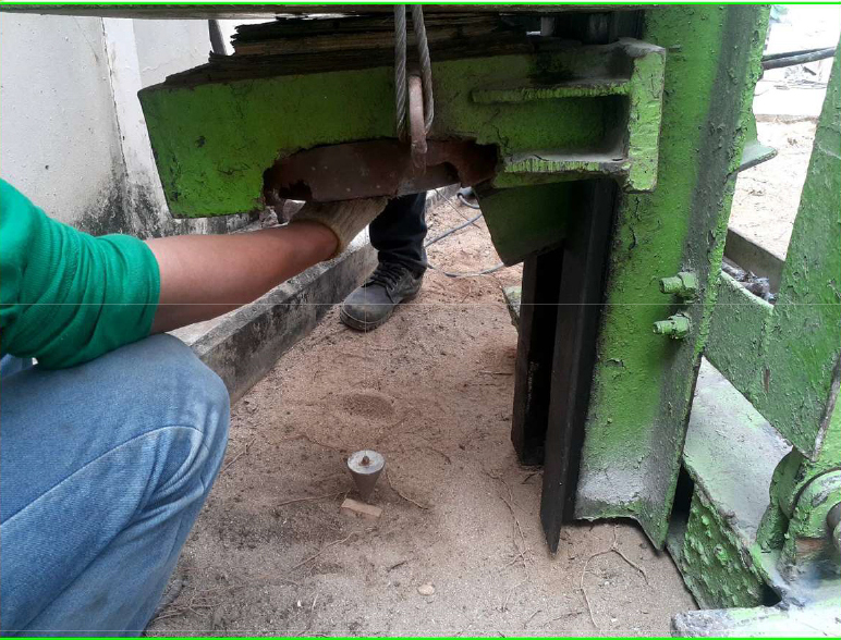 ตอกเสาเข็มสปันไมโครไพล์ท่อนแรกลงไปในดินจนเกือบมิดแล้วจึงนำเสาเข็มสปันไมโครไพล์ท่อนที่ 2 มาจรดกับเสาเข็มท่อนแรกในแนวตรง ตอกเสาเข็มสปันไมโครไพล์ท่อนแรกลงไปในดินจนเกือบมิดแล้วจึงนำเสาเข็มสปันไมโครไพล์ท่อนที่ 2 มาจรดกับเสาเข็มท่อนแรกในแนวตรง