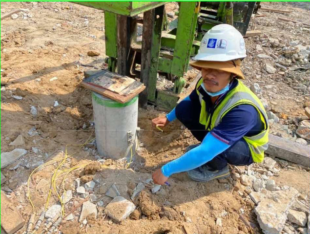 ทดสอบการรับน้ำหนักของเสาเข็มด้วยวิธีพลศาสตร์ (Dynamic Load Test) ทดสอบการรับน้ำหนักของเสาเข็มด้วยวิธีพลศาสตร์ (Dynamic Load Test)