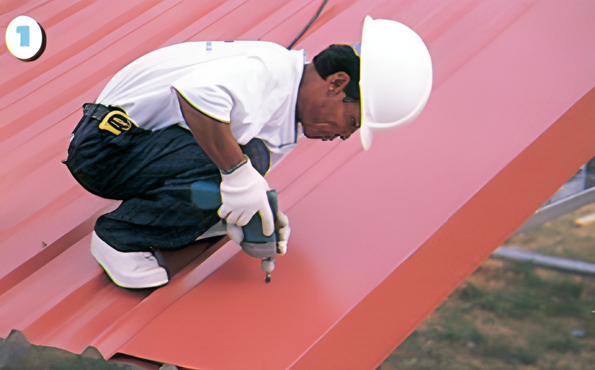 ขั้นตอนที่ 1 นำแผ่นปิดครอบข้างมาวาง โดยเริ่มติดตั้งจากปลายแผ่นและทำการยึดสกรูทุกระยะ 50 ซม. ขั้นตอนที่ 1 นำแผ่นปิดครอบข้างมาวาง โดยเริ่มติดตั้งจากปลายแผ่นและทำการยึดสกรูทุกระยะ 50 ซม.