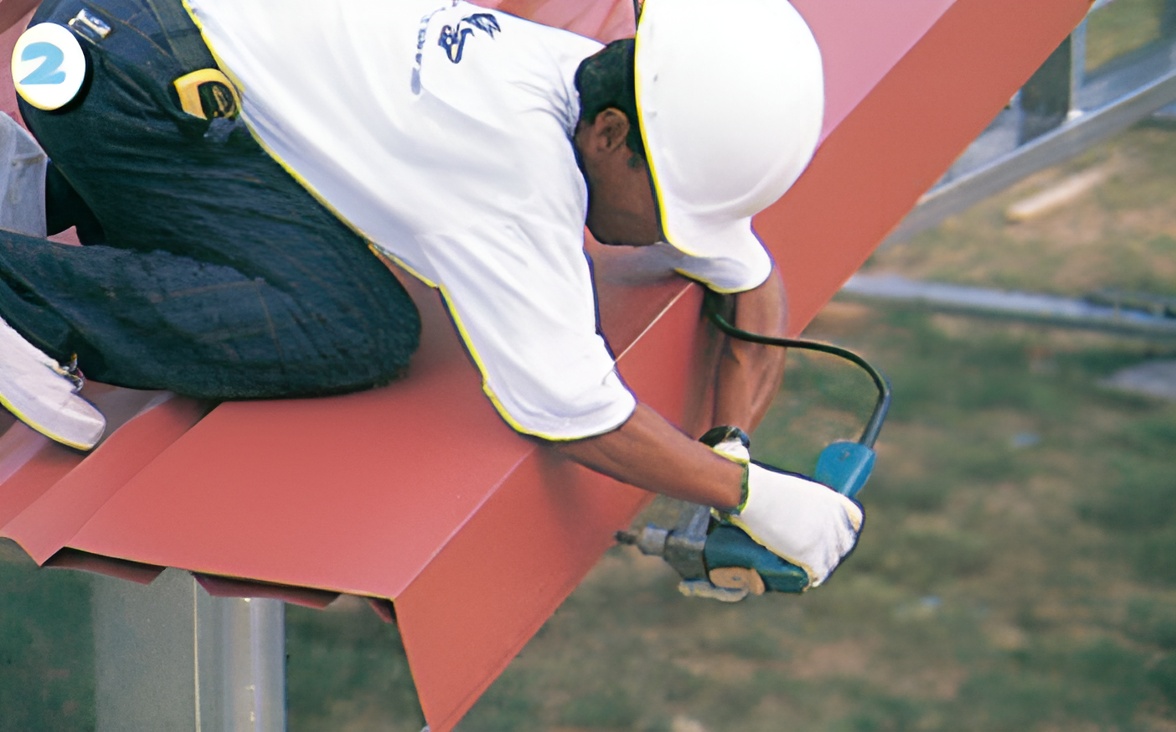 ขั้นตอนที่ 2 ทำการยึดสกรูบนแผ่นปิดครอบมุมกับแปทุกระยะ 50 ซม. เท่ากัน ขั้นตอนที่ 2 ทำการยึดสกรูบนแผ่นปิดครอบมุมกับแปทุกระยะ 50 ซม. เท่ากัน