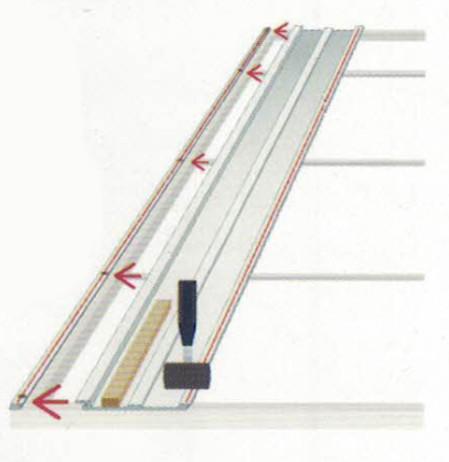 ตอกแผ่นหลังคาเข้าลิ้นของตัวเริ่มแผ่นหลังคาด้วยค้อนยางในตำแหน่ง หลังคา หลังคาไวนิล ตอกแผ่นหลังคาเข้าลิ้นของตัวเริ่มแผ่นหลังคาด้วยค้อนยางในตำแหน่ง หลังคา หลังคาไวนิล