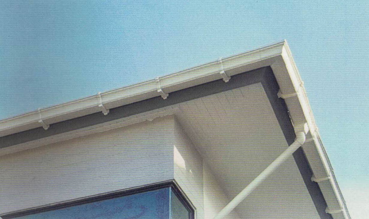 รางน้ำฝนไวนิล FIRST R2 เฟิร์ส อาร์ทู Classic Style สีครีม / สีน้ำตาลแดง รางน้ำฝนไวนิล FIRST R2 เฟิร์ส อาร์ทู Classic Style สีครีม / สีน้ำตาลแดง