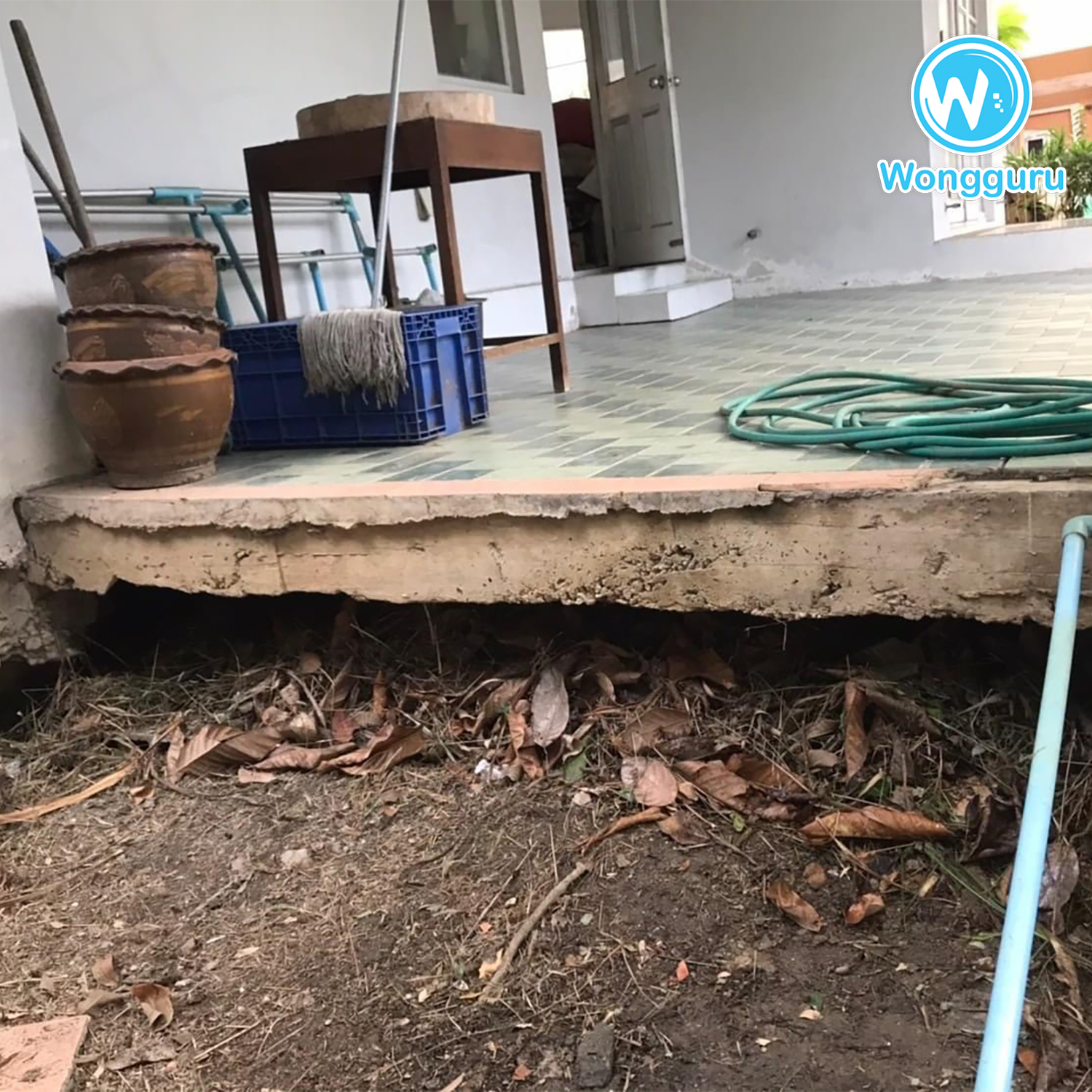 บ้านร้าง ถูกทิ้งไว้นาน โพรงใต้บ้านยื่งลึก บ้านร้าง ถูกทิ้งไว้นาน โพรงใต้บ้านยื่งลึก