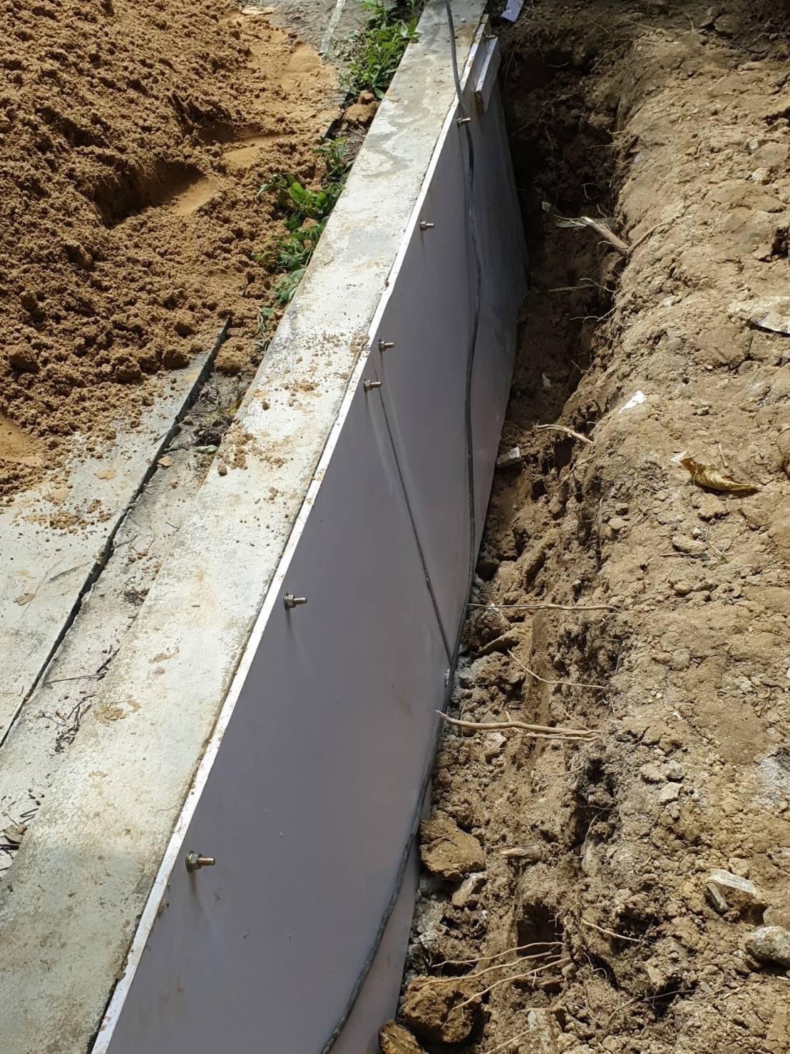 ใช้พื้นคอนกรีต หรือแผ่นพีวีซีแบบตันเสียบลงดิน ใช้พื้นคอนกรีต หรือแผ่นพีวีซีแบบตันเสียบลงดิน