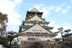 Osaka Castle Tower is popular as a symbol of Osaka. Museum of history inside the castle introduces a variety of cultural assets.