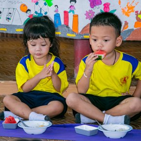 Sharing food to Children & Families (Have Rice in A Pot)