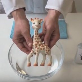 How to clean Sophie la girafe?